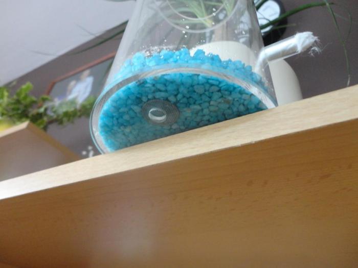 Снизу пробурил отверстие и закрыл сеткой.