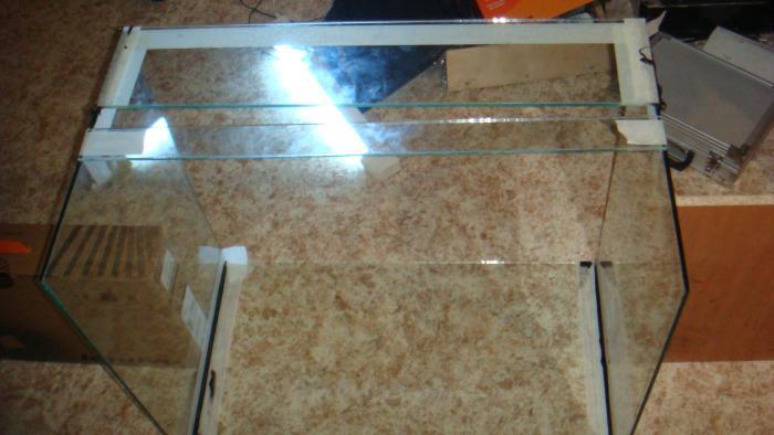 проклеивается верхнее ребро жесткости