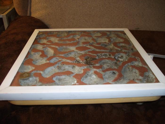  Для вентиляции слева в стекле по углам отверстия 8 мм закрыты сетками, а непода