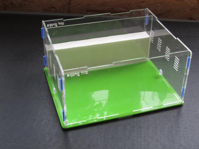 Заливаем наполовину гипсом получившееся пространство.