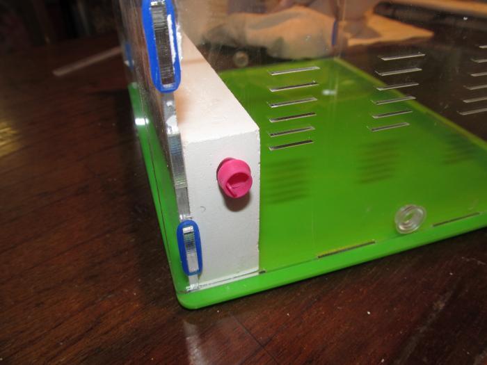 Отверстие заткнуто резиновой пробкой.