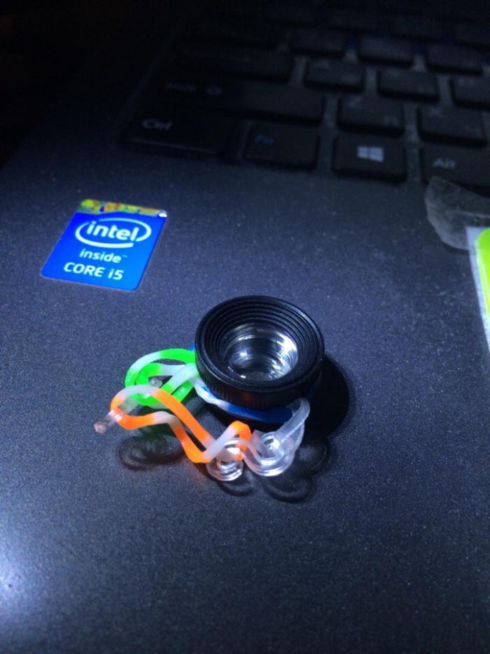 Взял парочку резиночек маленьких и сделал вот это с самой линзой