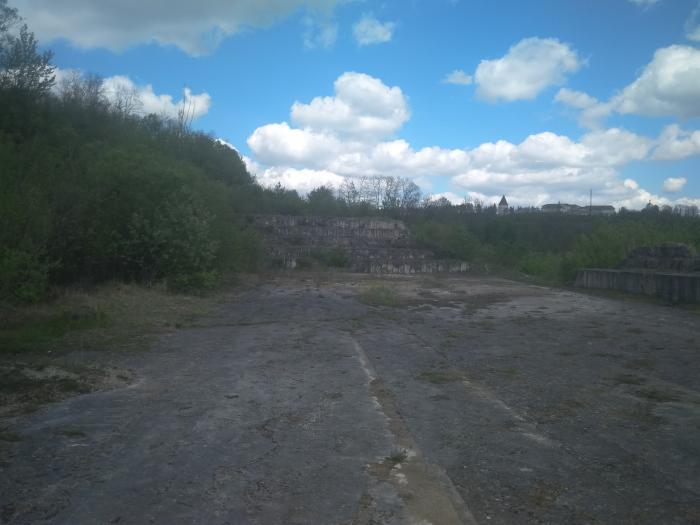 Площадка там где резали породу. Внизу возле цеха находили с отцом пилы. Диаметр их был 1.5 м.